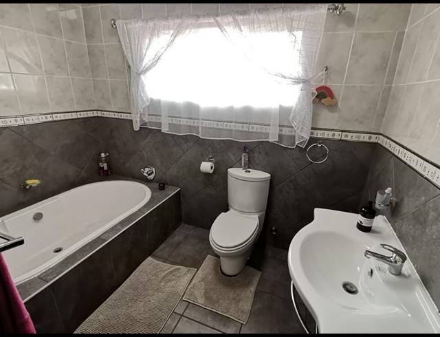 4 BEDROOM HOUSE FOR SALE IN VANDERBIJLPARK SE 3